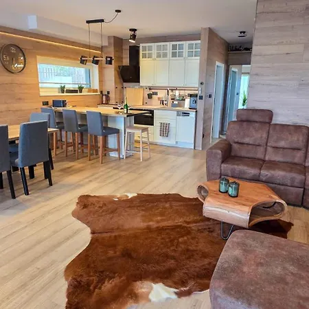 샬레 Apartmanica 1a, Finnish Sauna, Jacuzzi, Garage, 도노발리