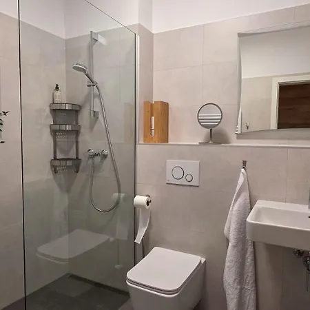 Apartmanica 1a, Finnish Sauna, Jacuzzi, Garage, شاليه دونوفالي